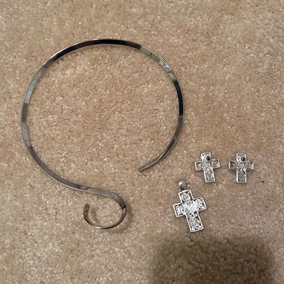Silver necklace with cross pendant & matching cross earrings. - Picture 3 of 5